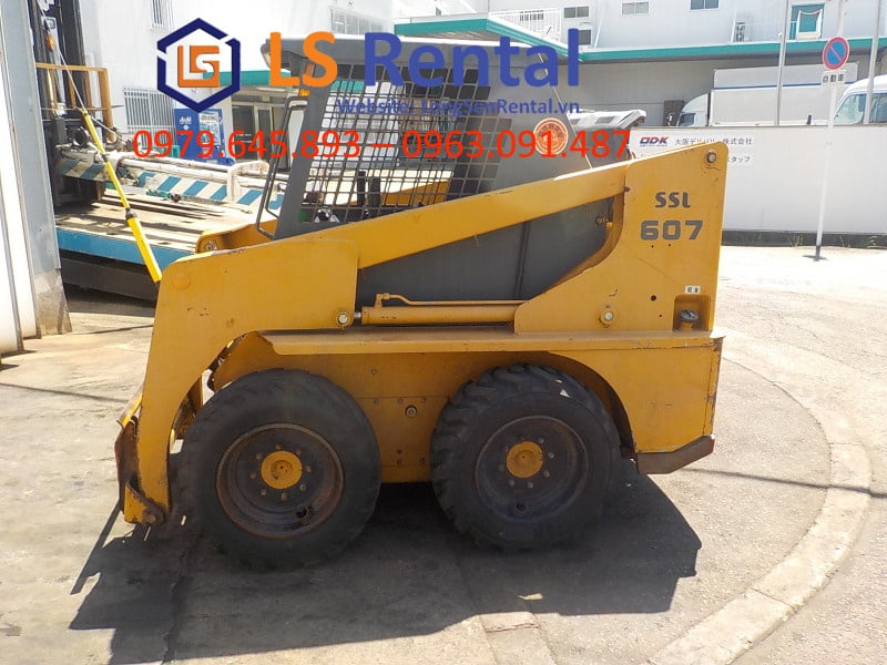 Bàn giao xe xúc lật trượt TCM 607 ở KCN Tân Phú Trung - Skid Steers Loader