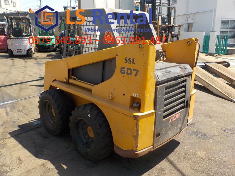 Bàn giao xe xúc lật trượt TCM 607 ở KCN Bình Đường - Skid Steers Loader