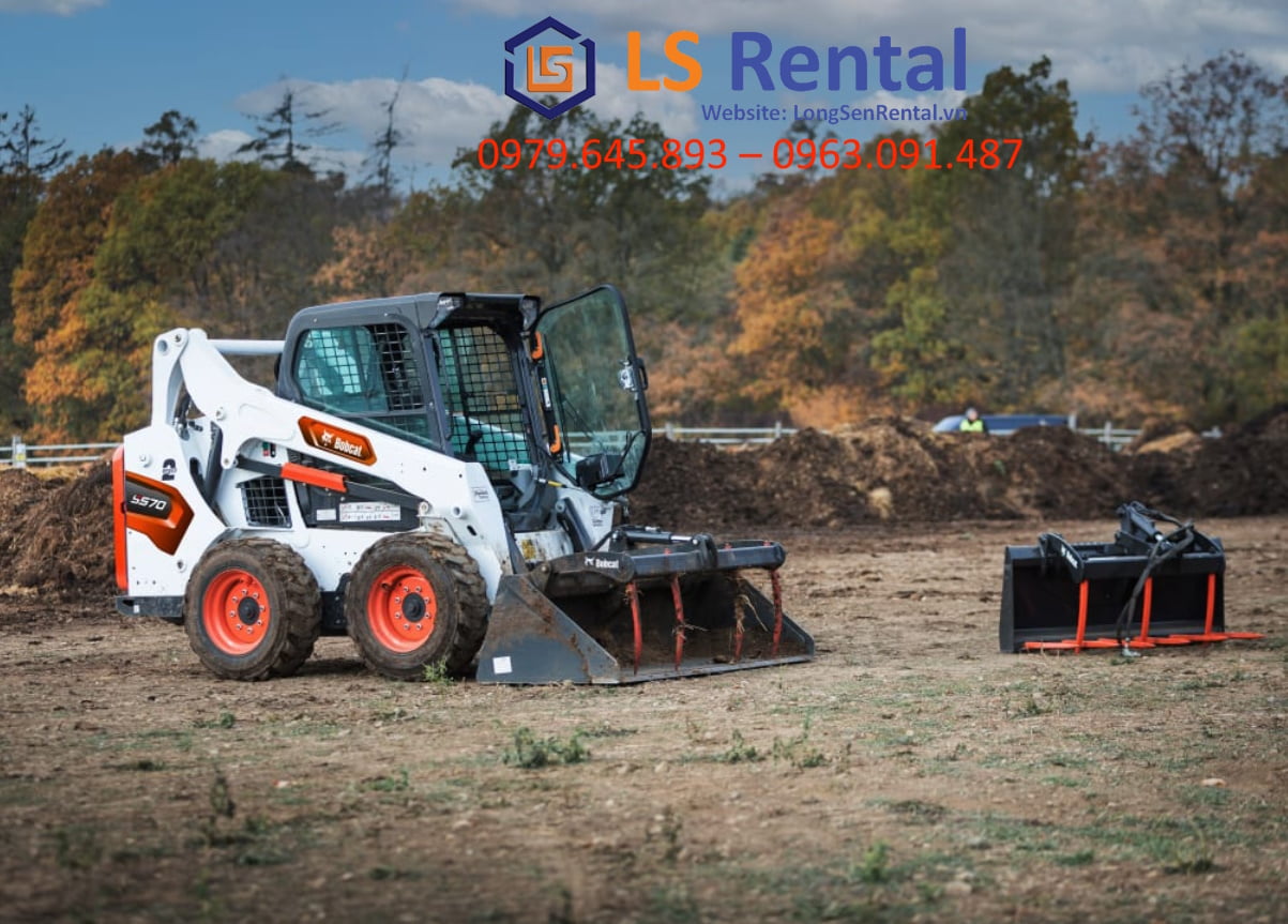 Bàn giao xe xúc lật đa năng Bobcat S570 Đất Cuốc