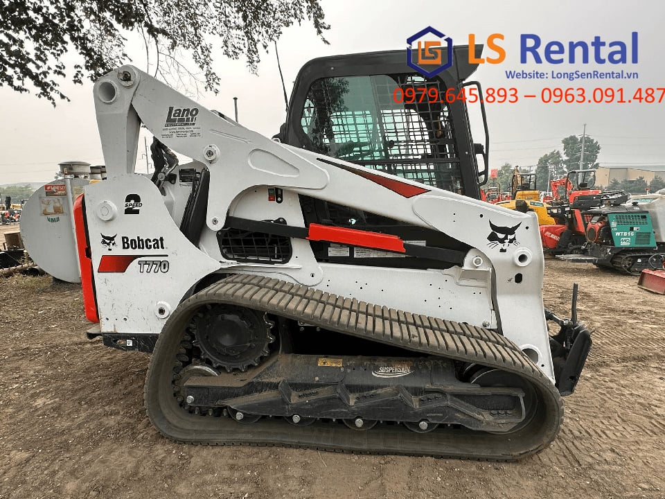 Bàn giao xe xúc lật mini Bobcat T770 tại KCN Đông Nam