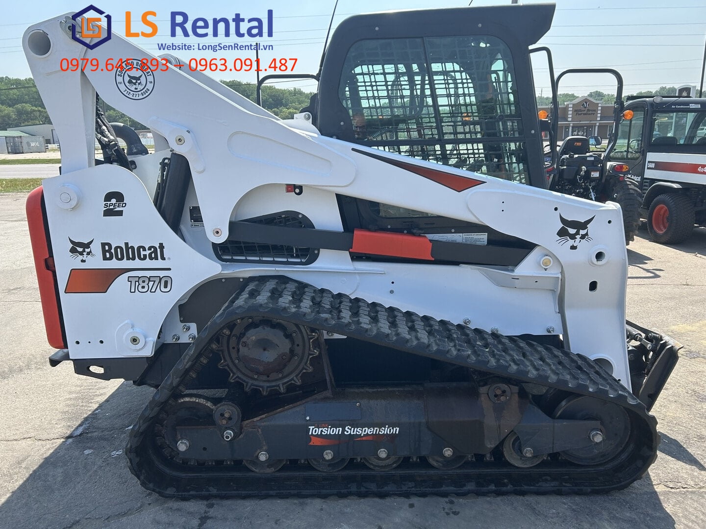 Bàn giao xe xúc lật mini Bobcat T870 tại KCN Bình Chiểu